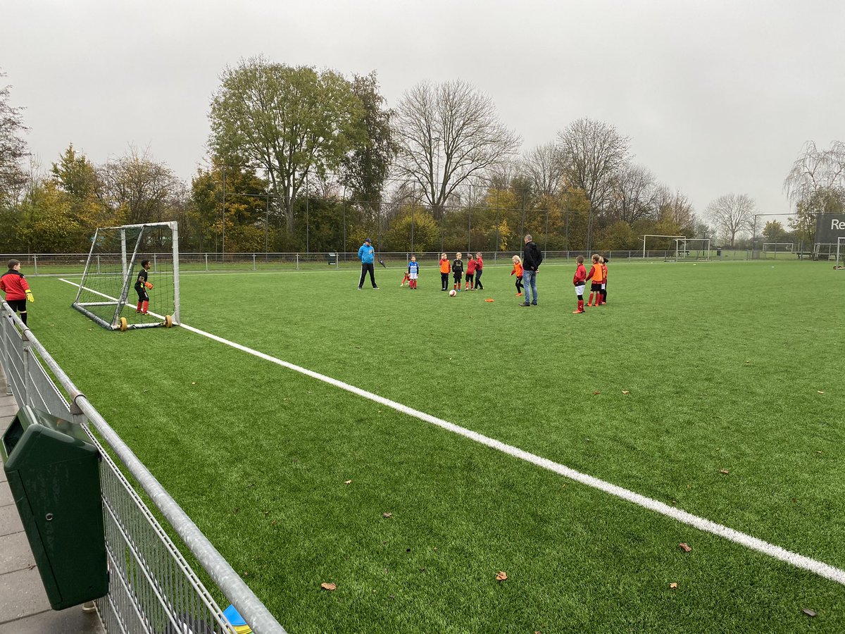 SVDESZ's tweet photo. Op het trainingsveld zijn onze kabouters bezig en de JO8 en JO9 #bezigblijven https://t.co/WoMGNn6d71