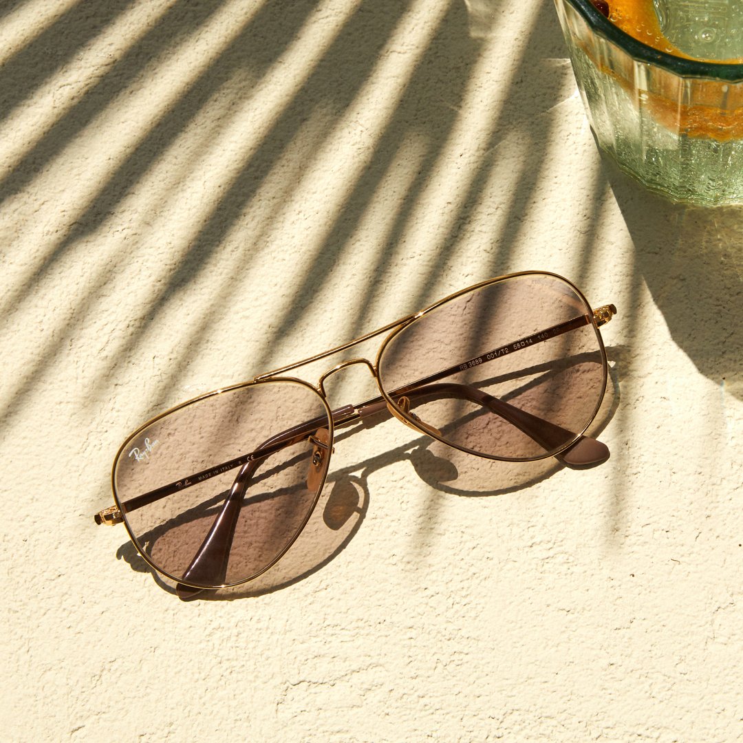 EvaMill41279996's tweet photo. Never want to take your shades off? You need Ray-Ban's signature sunglasses with photochromic lenses. 

#TheSunWithin #SunglassHut https://t.co/VCodT6eL1O https://t.co/Ubkb9pr0OQ