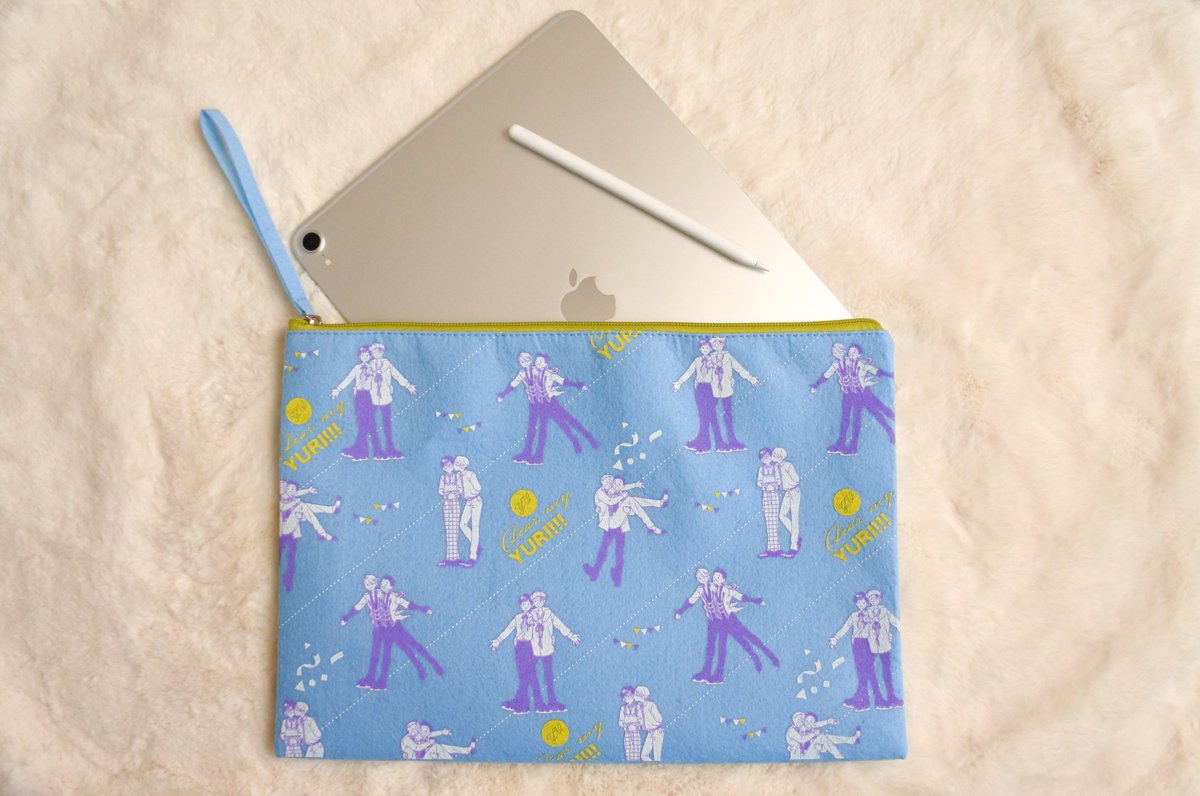 yv20201129's tweet photo. A4サイズも入る大きめ仕様。iPad Pro（画像は12.9インチ）も入りますので、普段使いはもちろん、おでかけの際など、ぜひかわいい勇ヴィクを持ち歩いてください。

※デザイン・カラーは作成中のものです
※付属品は大きさの参考で、ノベルティはクラッチバッグのみです
#DMY現地会場
#DMYオンライン https://t.co/61VAFTBG5M
