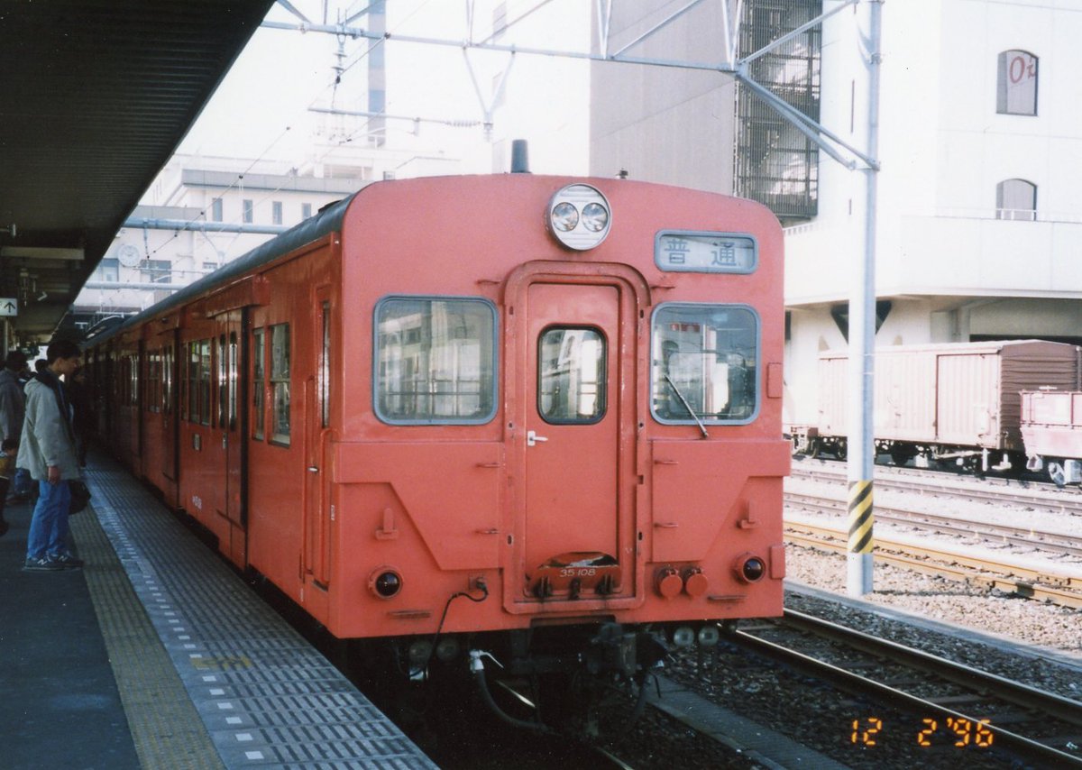 松本製作所 晩年の八高線のキハ30 35の貫通扉 通風口は無くなってたんだな 八王子駅の端にとび色 のワムハチ ホッパ車 コンテナ車が1両づつ置いてあったのがなんか印象に残ってるけどアレなんか意味があったんだろうか