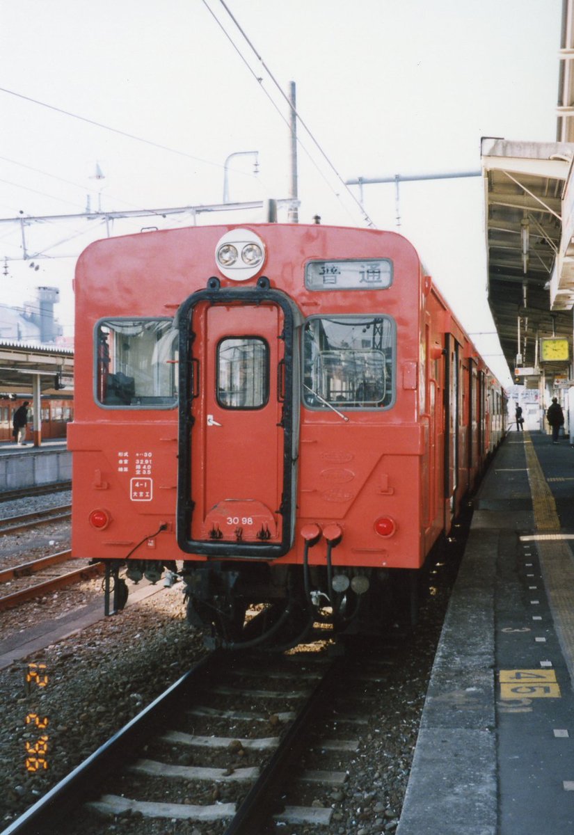 松本製作所 晩年の八高線のキハ30 35の貫通扉 通風口は無くなってたんだな 八王子駅の端にとび色 のワムハチ ホッパ車 コンテナ車が1両づつ置いてあったのがなんか印象に残ってるけどアレなんか意味があったんだろうか