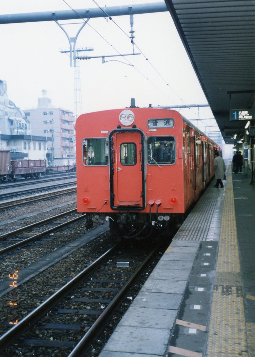 松本製作所 晩年の八高線のキハ30 35の貫通扉 通風口は無くなってたんだな 八王子駅の端にとび色 のワムハチ ホッパ車 コンテナ車が1両づつ置いてあったのがなんか印象に残ってるけどアレなんか意味があったんだろうか