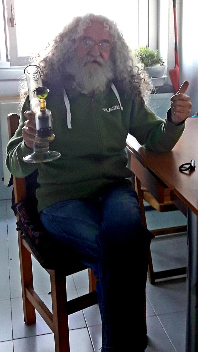 AdrycManellson's tweet photo. Y cómo pasa el tiempo Verde Mundo.
Así  pues, Vaaaamos a Reírnos un poco:
La 1.ª foto es de hoy, sigue una de 2015, y, ¿ La 3.ª ?
Misterio e Intriga Amig@s,
Quién primero acierte #Premio:
Unas #GreenPowerXL #Fem @GreenbudSeeds.
Alegría y, 
Suerte, 
Qué va ha hacer falta. 🤣..🧚‍♂️😎 https://t.co/MsuZmNm5NF