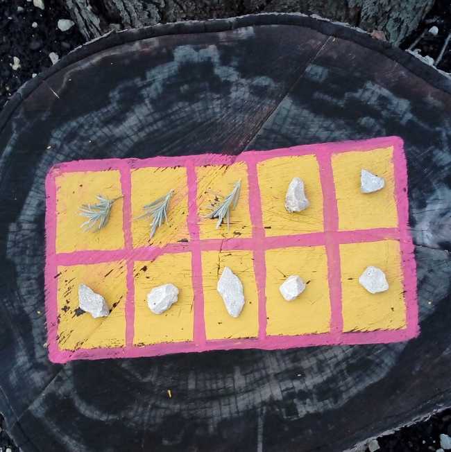 Outdoor maths anyone? A load of ideas here that actually work - is.gd/MEhNSc