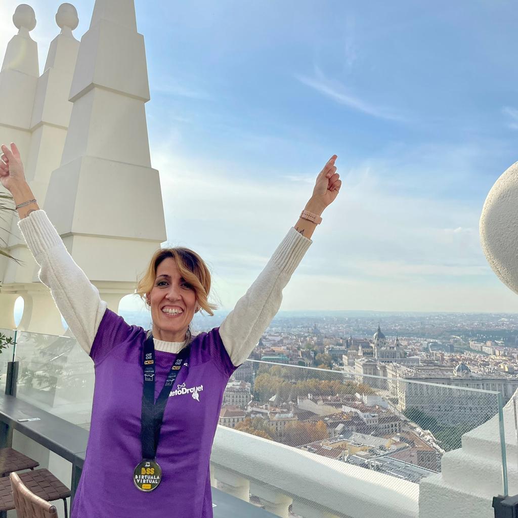 Desde Madrid con su medalla de <a href="/BSS_Fortuna/">Behobia-SanSebastián</a> virtual, nuestra amiga Marta posando con la morada de <a href="/FundacionDravet/">Fundación Síndrome de Dravet</a> !!. El próximo año esperamos poder veros por el kilómetro 17 una vez más y recibir esos abrazos.