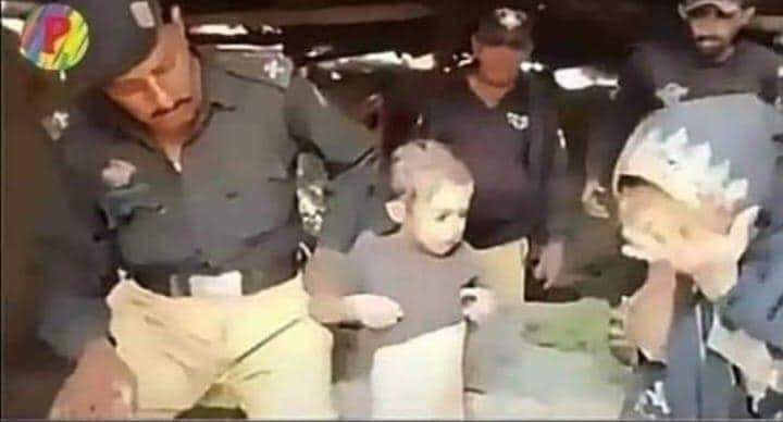 اپنے اوپر ڈھائے گئے مظالم دکھانے کیلئے چار سالہ علیشہ کو شلوار نیچے کرکے دکھانا پڑا
شلوار ننھی علیشہ نے نیچے کی تھی
لیکن
ننگا وہ “پوری ریاست” کو کرگئی !