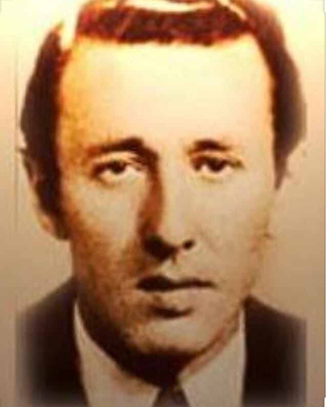 İstanbul'da Boğaziçi'nde
Bir garip Orhan Veli...

Saygıyla...