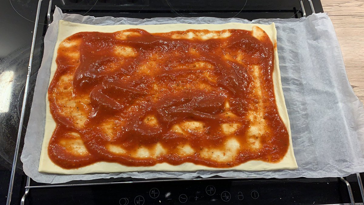 Eroberer97's tweet photo. Pizza 🍕 https://t.co/ejVex3Xjhk