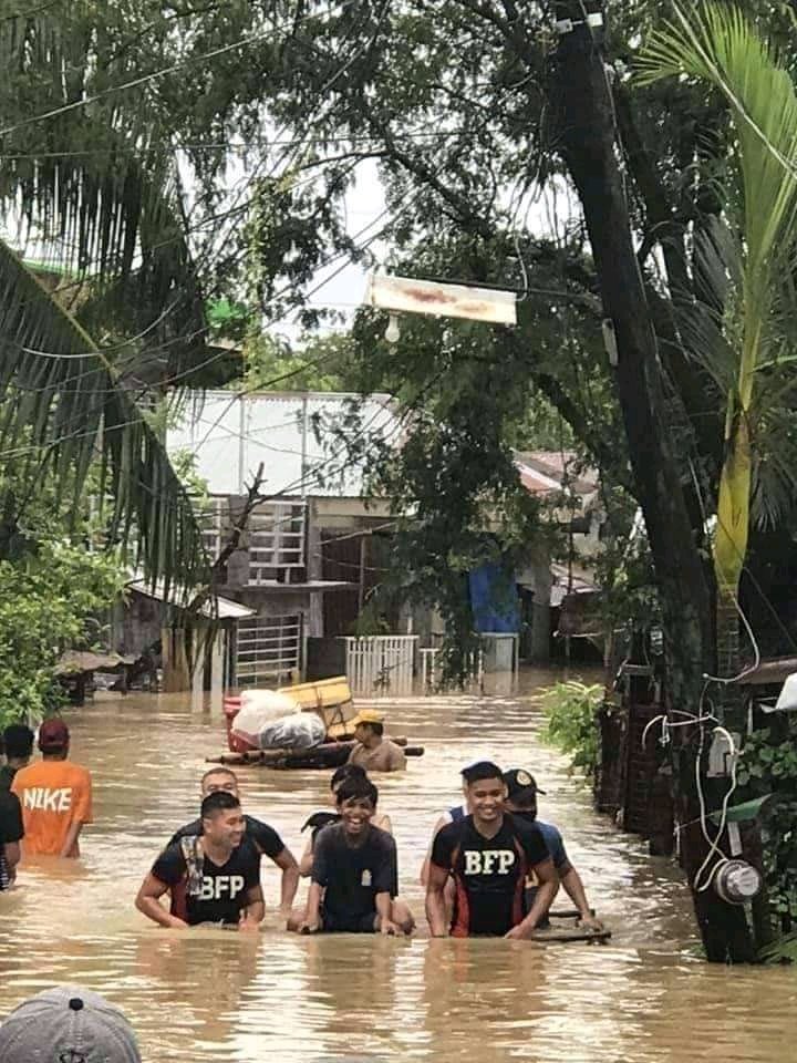 CGunatisi's tweet photo. YOU KNOW WHY I AM PROUD OF BEING A FILIPINO?
BECAUSE EVEN THOUGH WE ARE EXPERIENCING BIG PROBLEMS, WE CAN'T LET IT RUIN OUR SMILES ♥️  WE SMILE EVEN EVEN THOUGH WERE EXPERIENCING THE MOST DIFFICULT TIME IN OUR LIVES  ♥️🥰

LABAN CAGAYAN  💪💓
#BangonCagayan 
#CagayanNeedsHelp https://t.co/OdjXqk8P0P