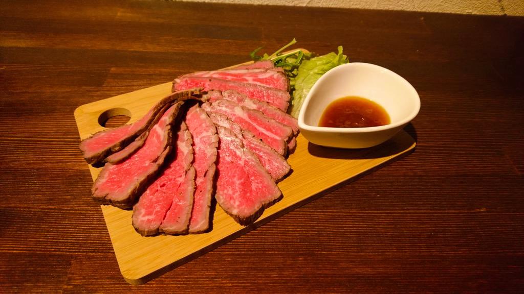 Diningbar17's tweet photo. ✨人気No. 1✨
『自家製ローストビーフ』
です！！

このメニューのポイントは“柔らかさ”と“自家製のタレ”
「ともさんかく」と呼ばれる希少部位のお肉を使用しています。
タレも手作りですので、お肉との相性バツグン！

ご注文の際には、ぜひタレをかけてお召し上がりください👍

#灯セレクション https://t.co/GtJkel4k4t
