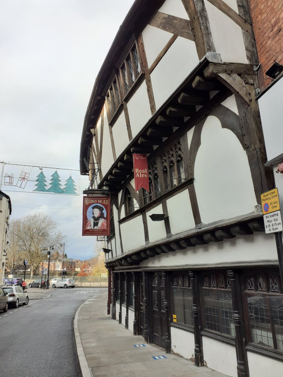 Then you have the Kings Head pub which is a good place for a pint if we're ever allowed out again. Theere are photo effects here, it really is on the wonk. Next to it Kings Head Passage links Mardol to Smithfield Road. It stinks of piss; you won't make it through, believe me.