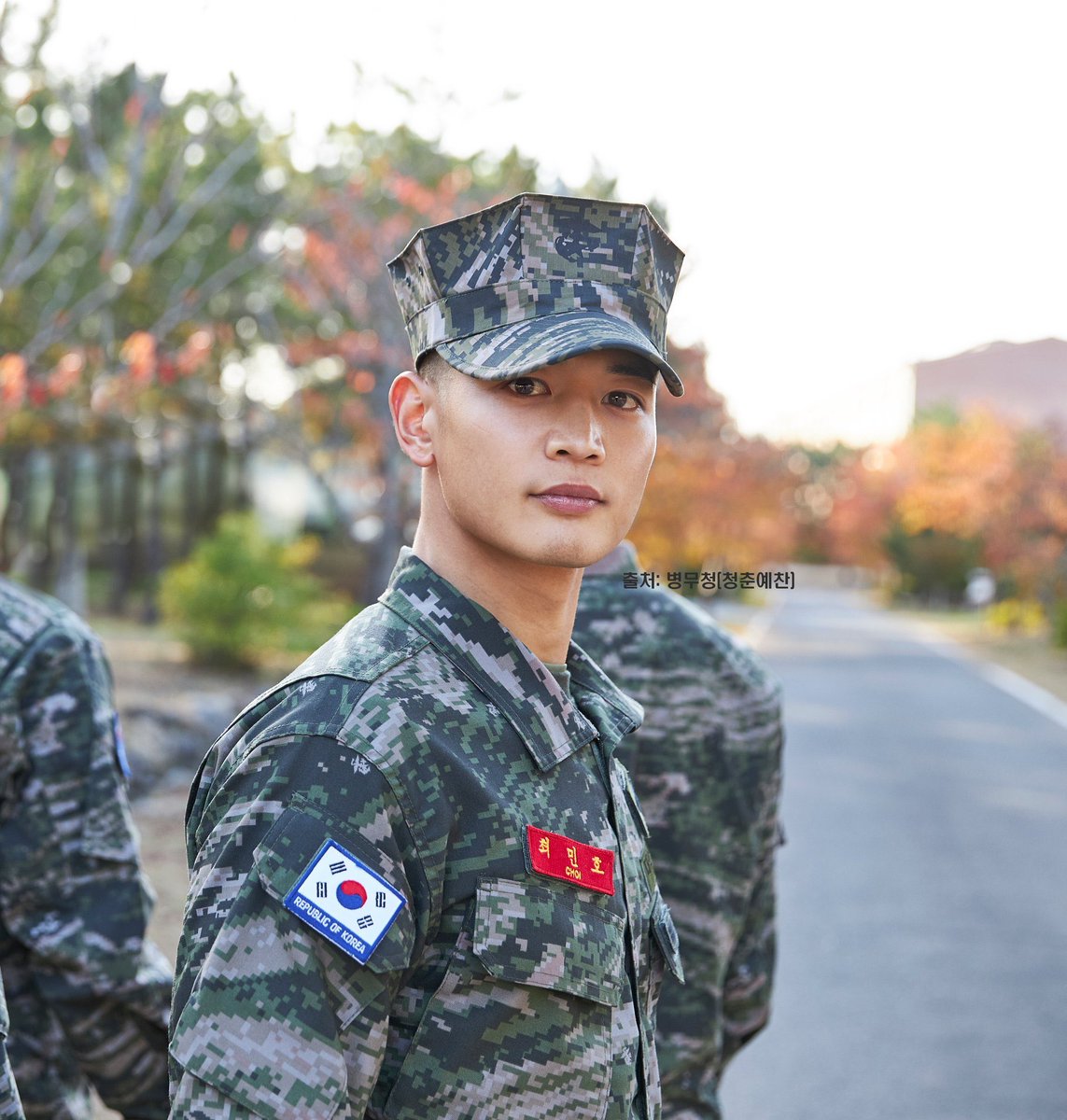 he chose the hardest branch in the army, got accepted, went on hard training, graduated as top 3 out of the 1100 recruits and even got an award, became a jump master, a sergeant, a paratrooper, squad leader, and a member of the 1st division airborne force unit. 

#MINHO_IS_BACK