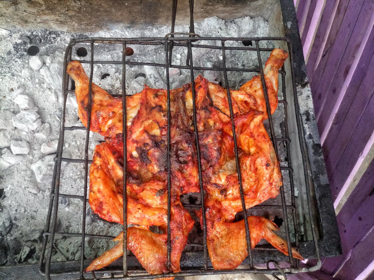 carolkuyo's tweet photo. Mombasa Street Food in 
 📍Bakarani, Kisauni. There are like 5+ joints to choose from in this area and minimum spend is kshs. 5 while maximum around kshs. 250 https://t.co/ooNU5Cg0KW