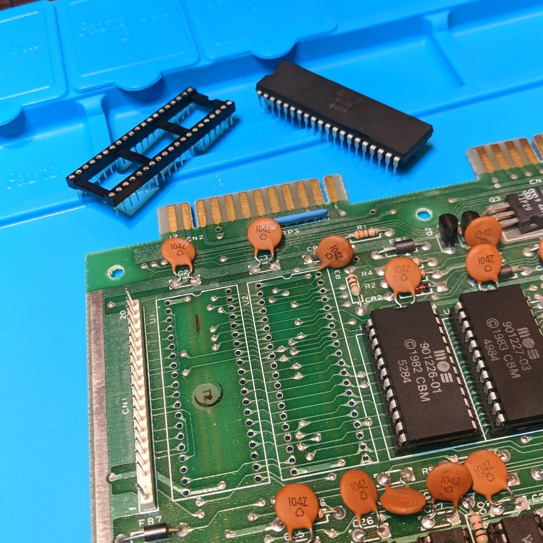 hagslab's tweet photo. My new desoldering station is making it so easy to remove these CIA 6526 ICs! New sockets next!
#c64 #commodore64 #electronics #repair #6526 #icsocket https://t.co/quirnD6JkR