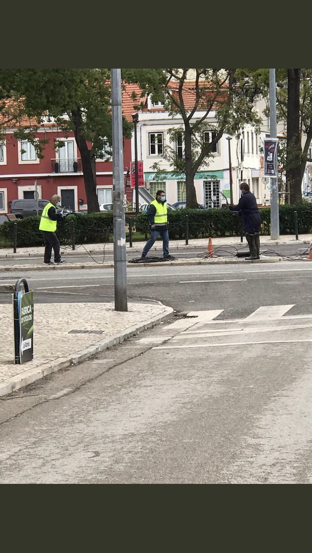 Rubeeen_Amoorim's tweet image. Nós em casa a partir da 13h da tarde e eles a ligarem cabos nos esgotos? 
#Scam #acordem