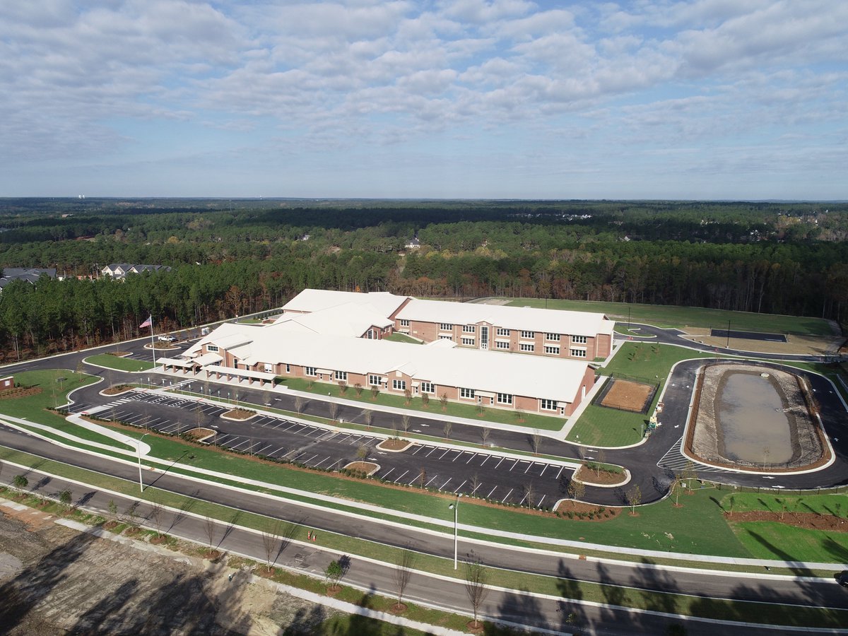 Latest flyover shots of the nearly completed Southern Pines Elementary School
360 Fly-around video bit.ly/36F0HY5 
<a href="/WagnerTonya/">Tonya Wagner</a> <a href="/MCSDigital/">Moore County Digital</a> <a href="/soupinesprimary/">Sou Pines Primary</a>