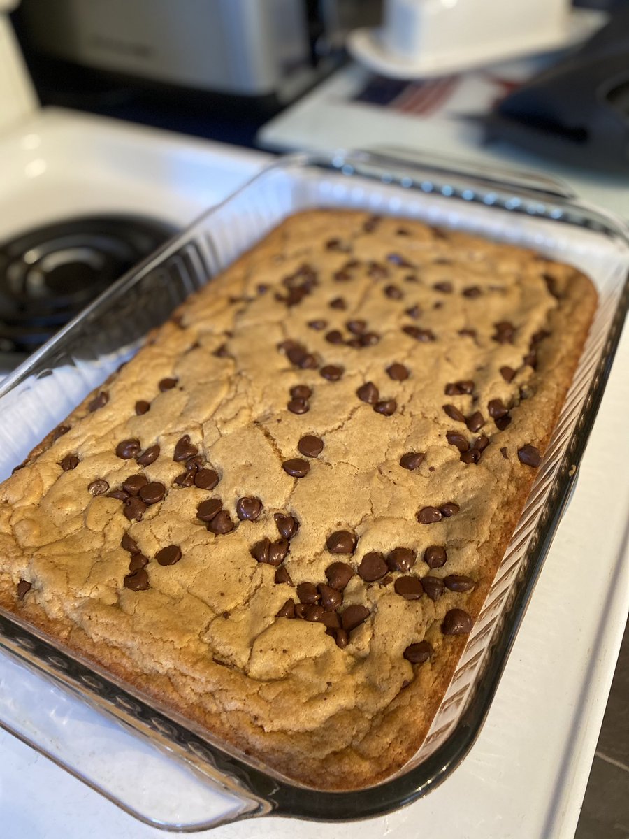 Damacmuzik's tweet photo. #DaBaker is back at it. 🙌🏾 My good friend, Jamie, shared her recipe with me, so I attempted her legendary cookie bars. 😬🍪 https://t.co/5TYUzdKxYa