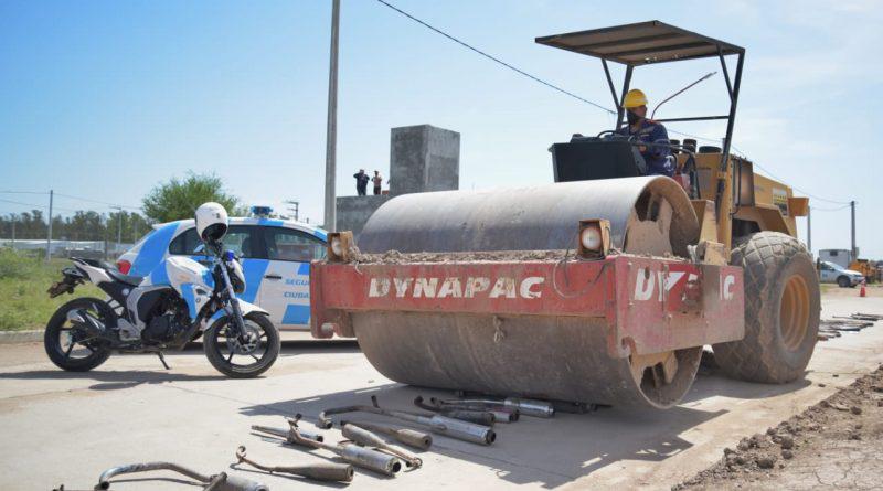 SantiagoPeretti's tweet photo. Municipalidad de Arroyito destruyó caños de escapes libres secuestrados

👉 Estos objetos ya no se permiten en las motos en esa localidad y por lo tanto son secuestrados. Hoy se destruyeron varios de ellos con una aplanadora

Vía @elperiodicosf https://t.co/zN7xvVmsrG