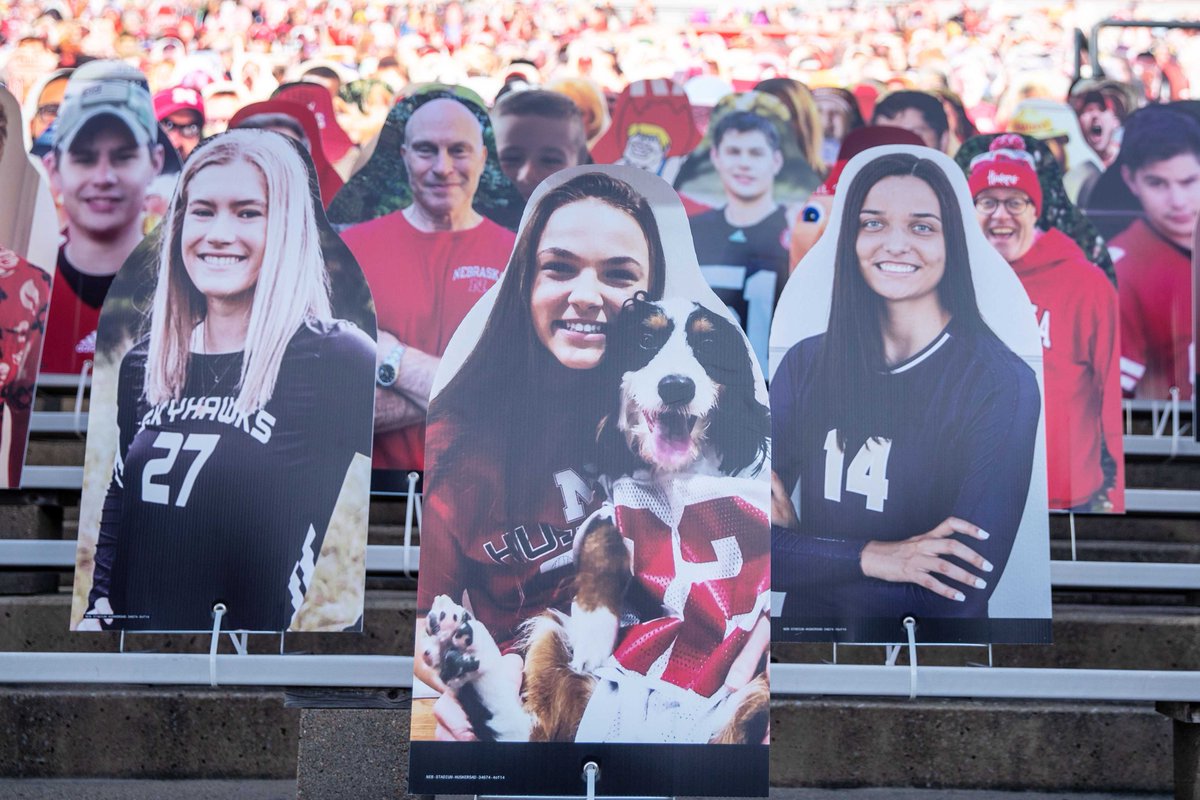 OWHpictures's tweet image. Several intimidation tactics at play in the cardboard crowd.

The #1 ranked volleyball recruiting class in the nation.

#ChildrenOfTheCorn ☠️ 🌽

More #Huskers photos ⬇️
omaha.com/sports/huskers…
