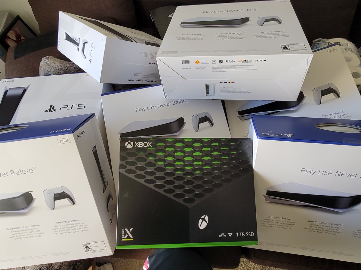 xumatron's tweet photo. Please Dont buy the PS5 or the Xbox series X for up to N650,000 (Naira) 🙏🏾 you can get them way cheaper than that. Dm for Inquiry if interested 
#ps5 #XboxSeriesX #naijagaming #xumatron https://t.co/PPWkOXSAkX