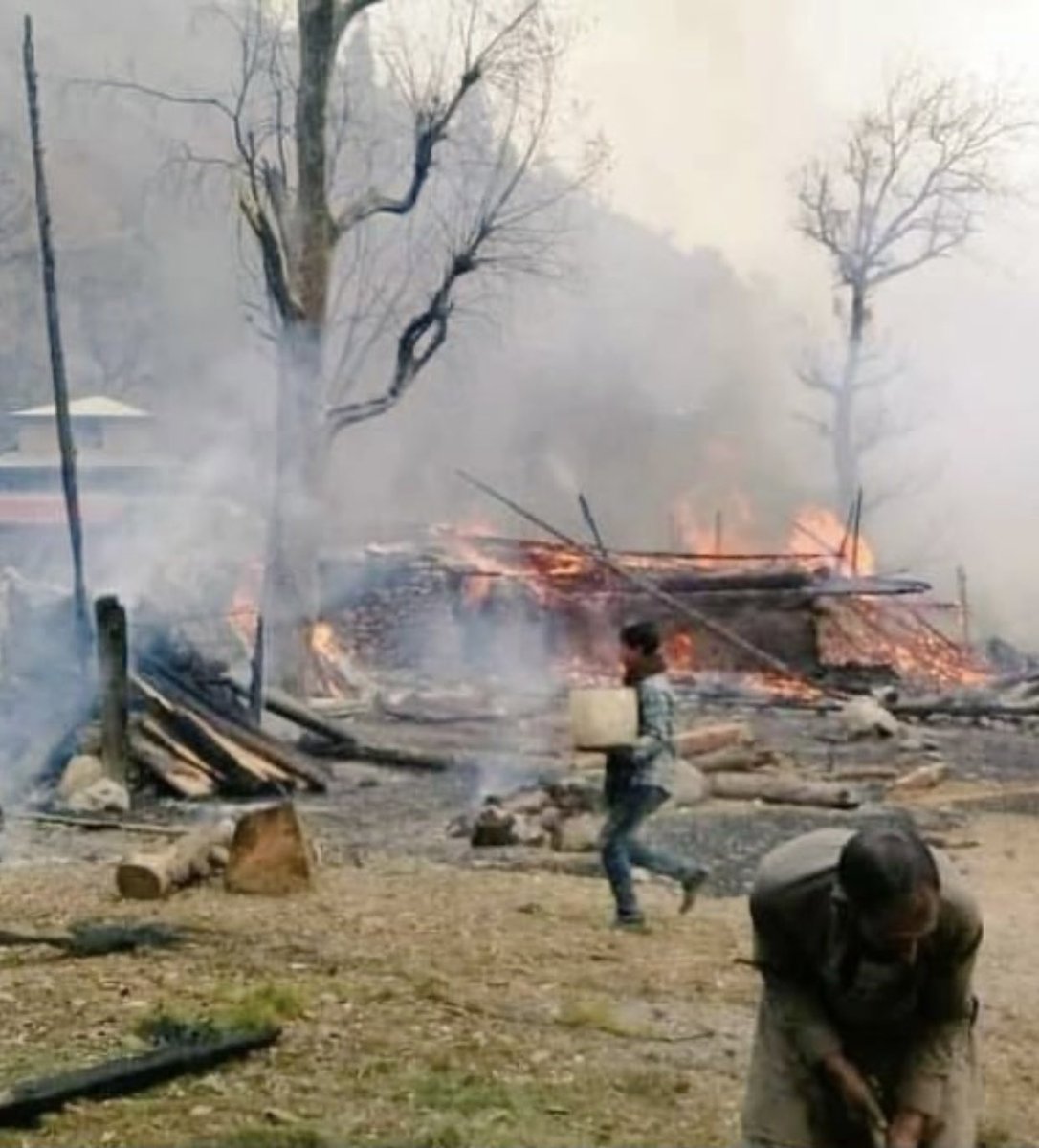There is intense bombing on the #Kashmir control line between the #Pakistani army and the #Indian army. Today the Indian army started shooting civilians.There are 4 dead and 30 injured.
#AzerbaijanstandwithPakistan 🇦🇿🇵🇰 #KashmirIsPakistan #PrayforPakistan 
#stopattackingcivilians