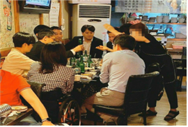 북괴처럼

어디를 가도 통제받고
기본자산제 기본소득제
경제 X창 내서 국민들 껄뱅이 만들고
각종 비리 뭉개고 구역질나 외면하게 만들고
국민 세금 수백조원 펑펑써서 국가재정 부도 상태에

이제는 뭐 살인자? 이런 개XXX들하고 살아야 해?
늦기전에 깨어나자
에효 땁땁하구만 ㅉ

여적죄는 사형임