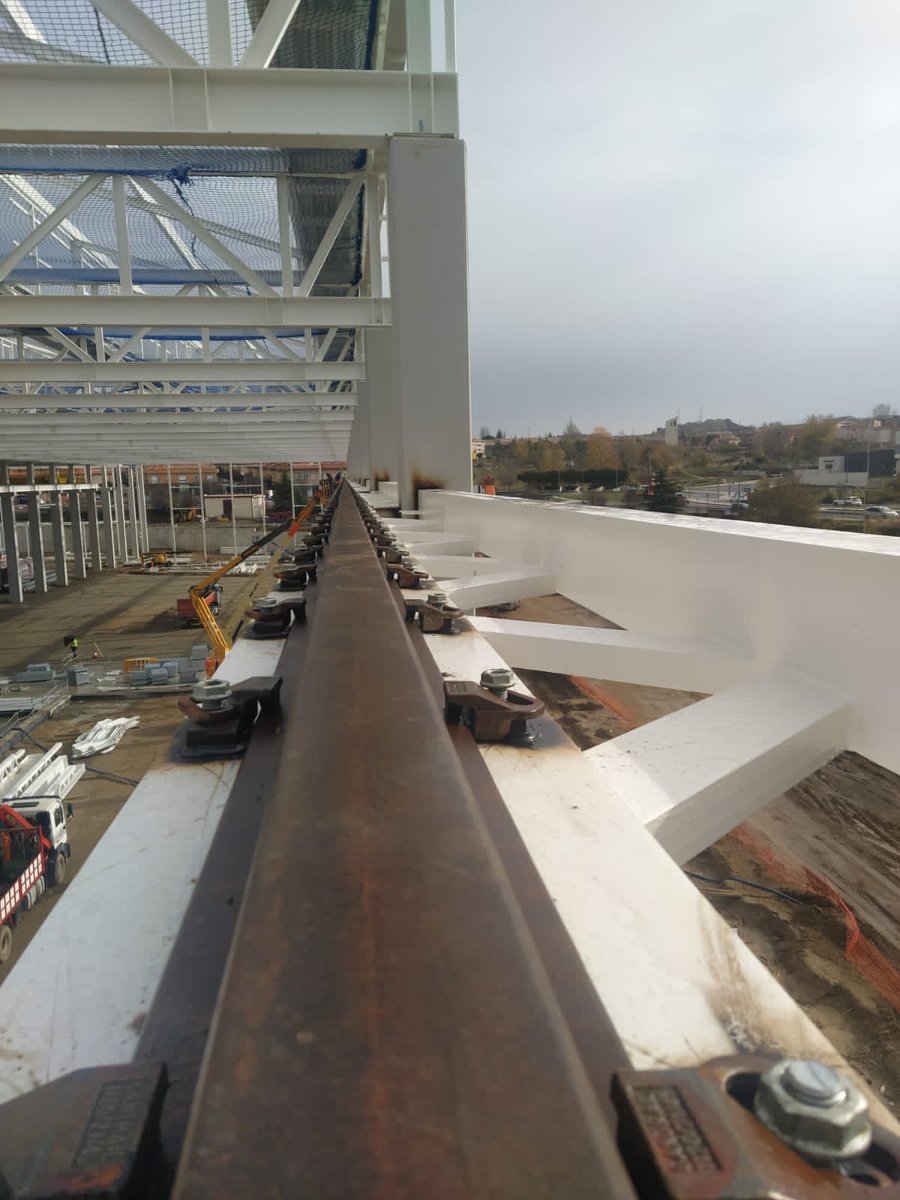 econtop_ing's tweet photo. Alineación de carriles para puente grúa en las nuevas naves de Nissan Ávila https://t.co/ccUaFy4KJZ