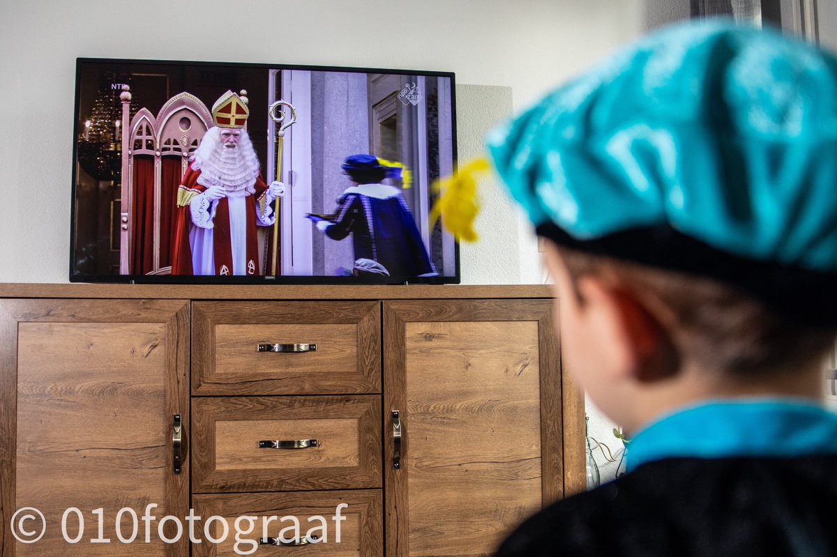 Sinterklaas is weer in het land! Vanwege het Coronavirus kwam Sinterklaas dit jaar aan in het fictieve plaatsje Zwalk. Tienduizenden kinderen zaten voor de tv en zagen Pakjesboot 12 dit jaar aanmeren aan de Dieuwertje Blokkade. #Sinterklaas #sinterklaasintocht