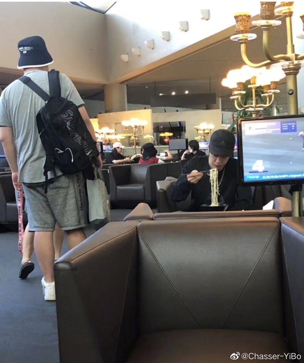 here's a mini thread of wang yibo eating from a bowl