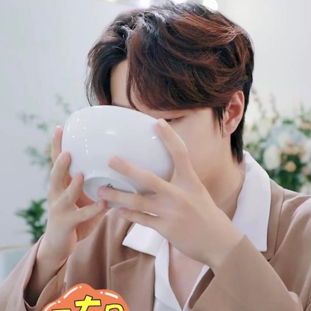 here's a mini thread of wang yibo eating from a bowl