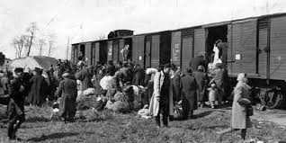 ahmetcinpendik's tweet image. 76 yıl önce Ahıska Türkü kardeşlerimiz vatanlarından kopartılıp tren vagonlarıyla sürgün edildiler. 40 gün süren yolculukta açlıktan şehit düşen binlerce soydaşımızı rahmetle anıyorum.
#AhıskaTürkleriSürgünü