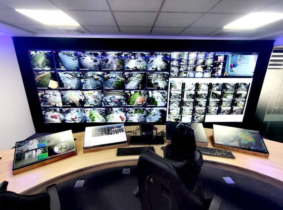 Du3020162022's tweet photo. (PNR), sa pangunguna ni General Manager Junn Magno, ang kanilang makabagong Artificial Intelligence (AI) Surveillance System at state-of-the-art Command Center 
Gamit ang mga makabagong CCTV  mapapadali ang pagmo-monitor ng health condition ng LA hat
👊
#PNR
#RailwaysSectorWorks https://t.co/Gf4evQNCSa