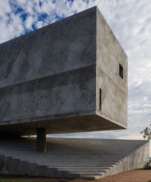 #100x100MasterHouses
Mount Fuji Architects Studio: Peninsula House | 半島の家 (2018, Kanto, Japón.)

Bloque monolítico diseñado como cortado del macizo rocoso de la península en la que se ubica, y se caracteriza por un largo muro ciego en el alzado de su calle principal.