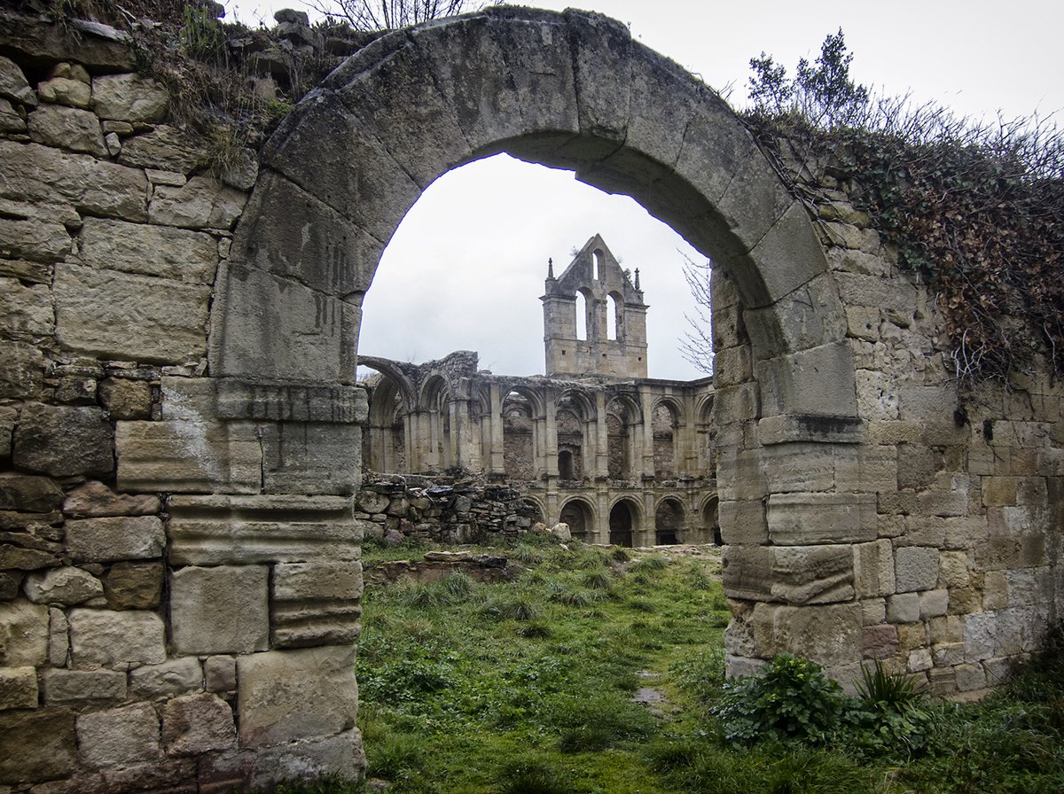 Businirmaslejos's tweet photo. El #monasteriodeRioseco, a orillas del río Ebro en el recóndito #ValledeManzanedo, estuvo habitado durante siglos por monjes blancos del cister, llegando a contar con una comunidad de unas 100 personas entre monjes, novicios y criados.
Un lugar mágico que merece la pena visitar. https://t.co/Tci24d4yOa