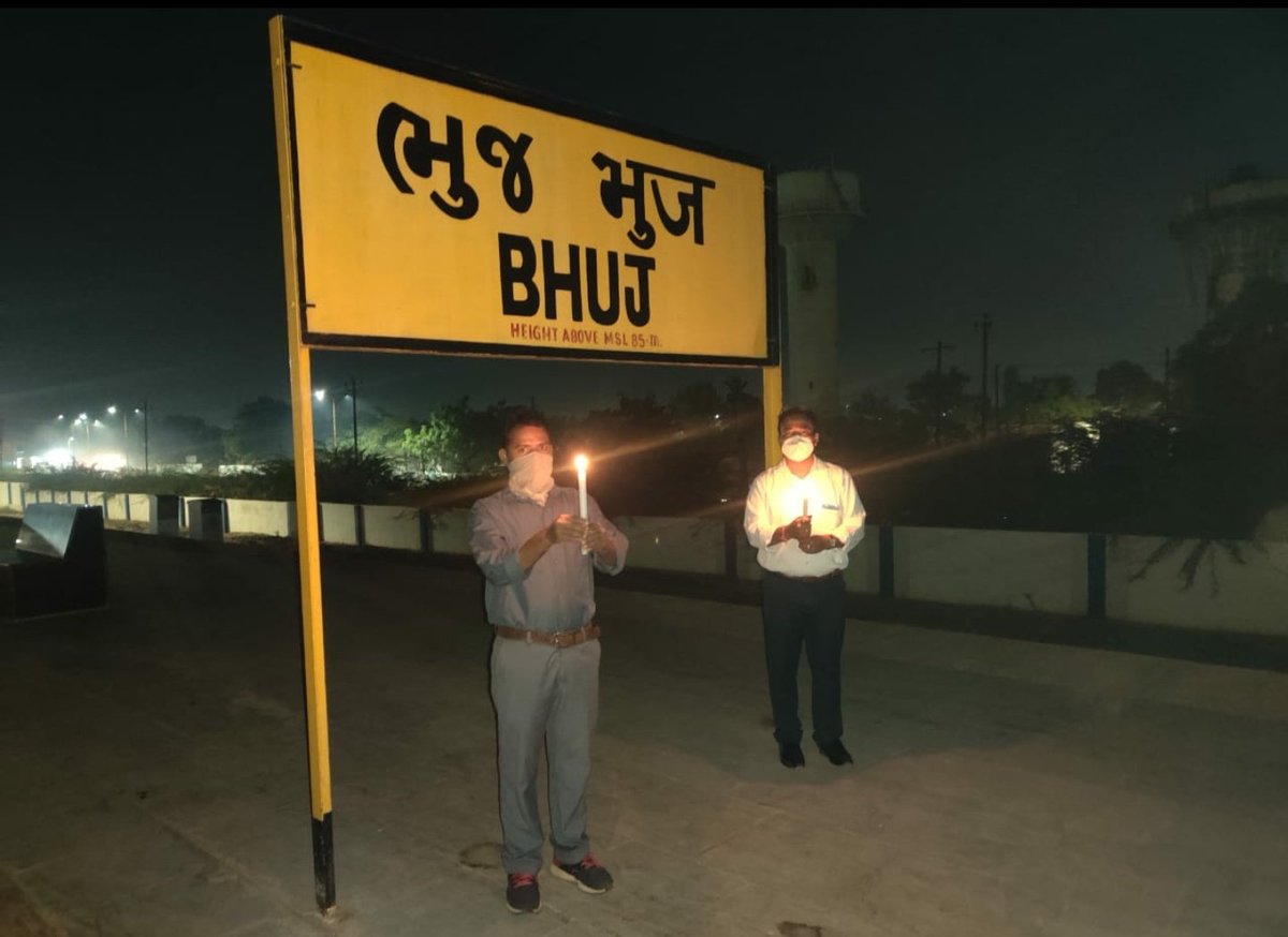 Across the country, from Baramula in North⬆️ to Kanyakumari in South⬇️ and Ledo in East➡️ to Bhuj in West⬅️, Station Officials light #Diwali diyas✨

Let us all Quote and Retweet this to wish them a very #HappyDiwali!