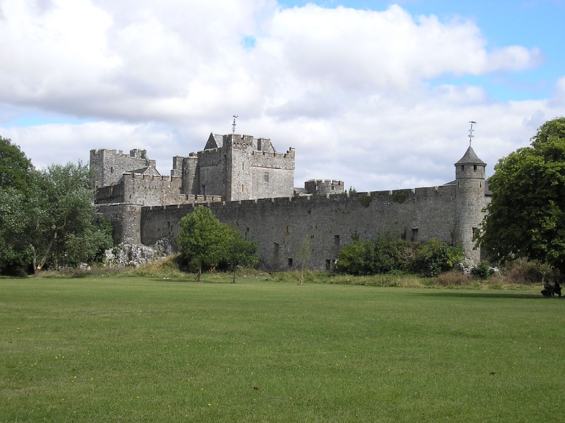 Ese mes, el conde de Essex y su ejército tomaron rumbo sur-oeste, y en su paso por Cashel el 17 de mayo fueron atacados por los confederados irlandeses, aunque tuvieron muy pocas bajas. Después del encuentro se dirigieron al sur, donde tomaron el castillo de Cahir.