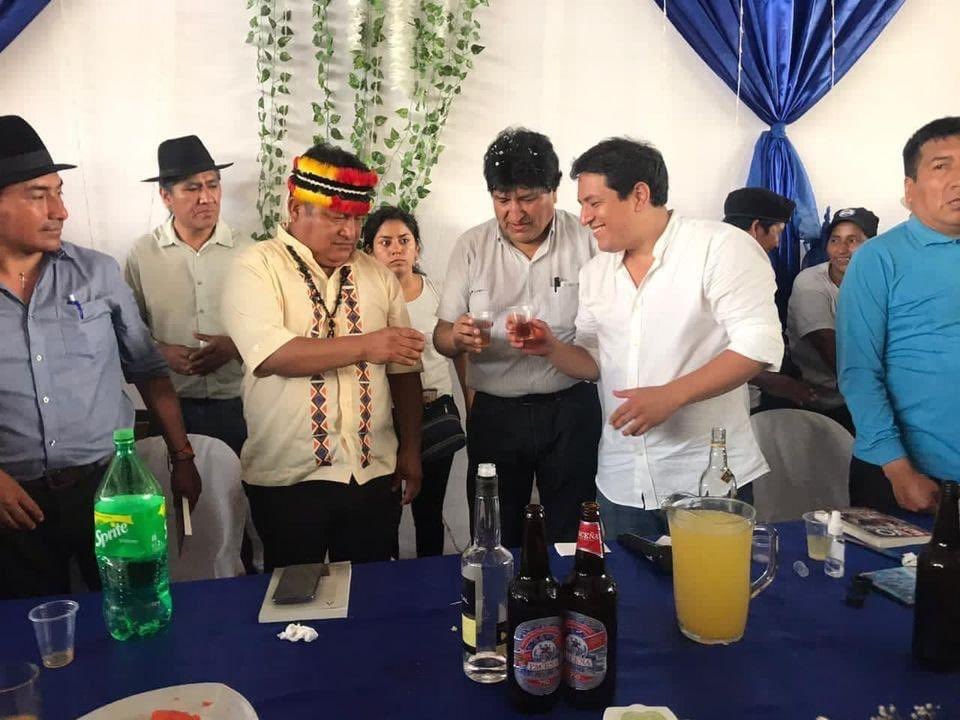 El líder indígena José Tendetza fue asesinado en 2014 durante el gobierno de Rafael Correa, por oponerse a la explotación minera en territorio Shuar. Ahora los dirigentes de la <a href="/CONAIE_Ecuador/">CONAIE</a> celebran con el candidato correísta, Andrés Aráuz.