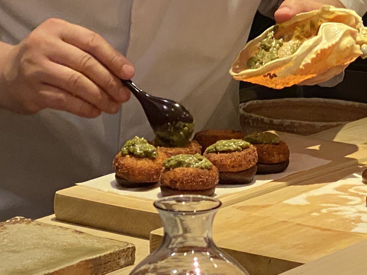 三田誠 3月10日 魔術師の青 四巻発売 締めは蟹ご飯 二回もおかわりしてしまいました から 和三盆のカラメルをかけた できたてミニ土鍋プリンでした