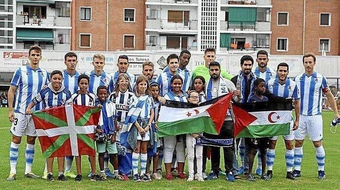 Todo nuestro al pueblo del Sáhara Occidental, víctima de la ocupación y de la agresión de Marruecos. En 2019, los jugadores de la <a href="/RealSociedad/">Real Sociedad Fútbol</a> posaron el con niños saharauis durante la final de la Euskal Herriko Txapela. La solidaridad es la ternura entre pueblos #SaharaLibre