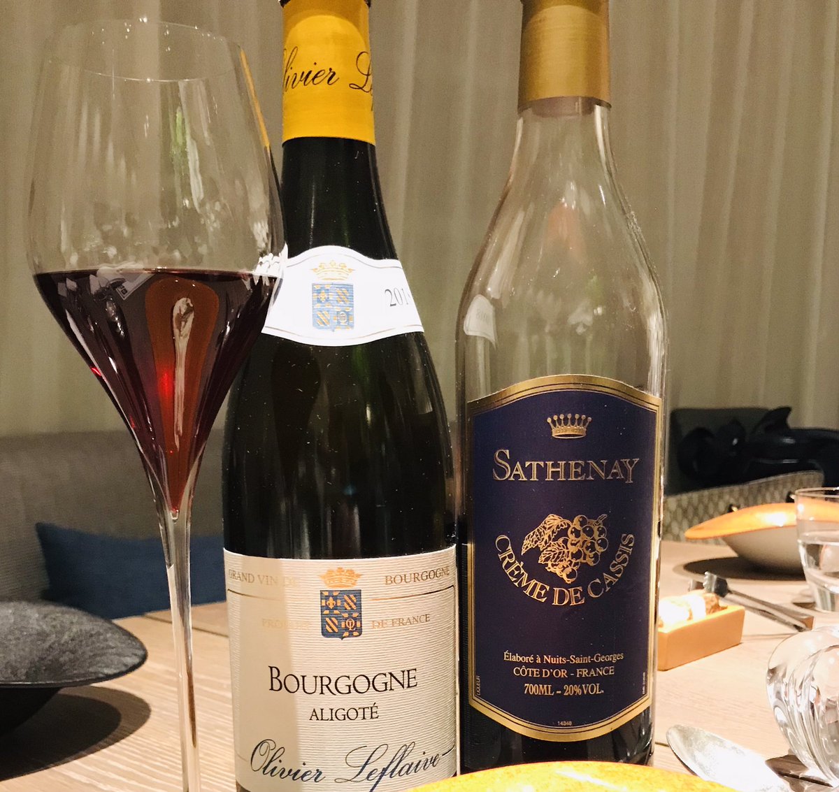 田邉 公一 Wine Director カクテル キール カシス の風味を最大限に引き出す厳格な製法を駆使した 最高品質のクレームドカシスリキュールと白ワインを使ったカクテル サトネイはフランスのブルゴーニュ地方 ジュヴレ シャンベルタン村に広大な自社
