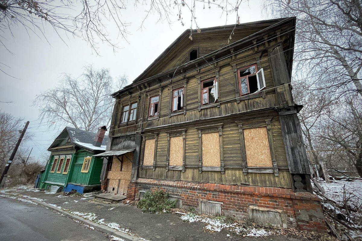 Эх, сколько же в Нижнем Новгороде прекрасных старинных домов в ужасном состоянии. Печально, что они разваливаются.
