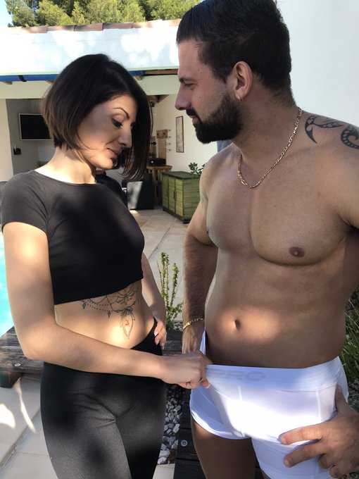 Tournage alya et Lorenzo  En prof de fitness  Elle a prise cher lol https://t.co/JkUTxnYMr3<a href="/tag/voisin"class="tags"><span>#voisin</span></a>