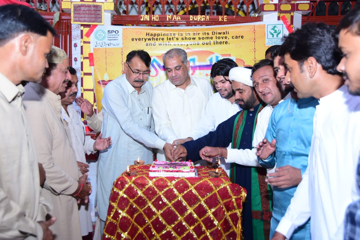 LALMALHI's tweet photo. Happy Deewali. A ceremony at Kali Mata Mandir Umerkot organized by SPO and attended by Hindus and Muslims both. It is our culture to respect each other and celeberate. #Diwali #Diwali2020 #interfaith https://t.co/i8pTNcd565