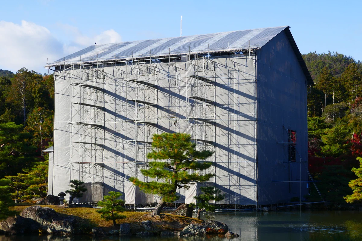 屋根が修復工事中の金閣寺を拝観しようと、警備員に呼び止められるも・・・