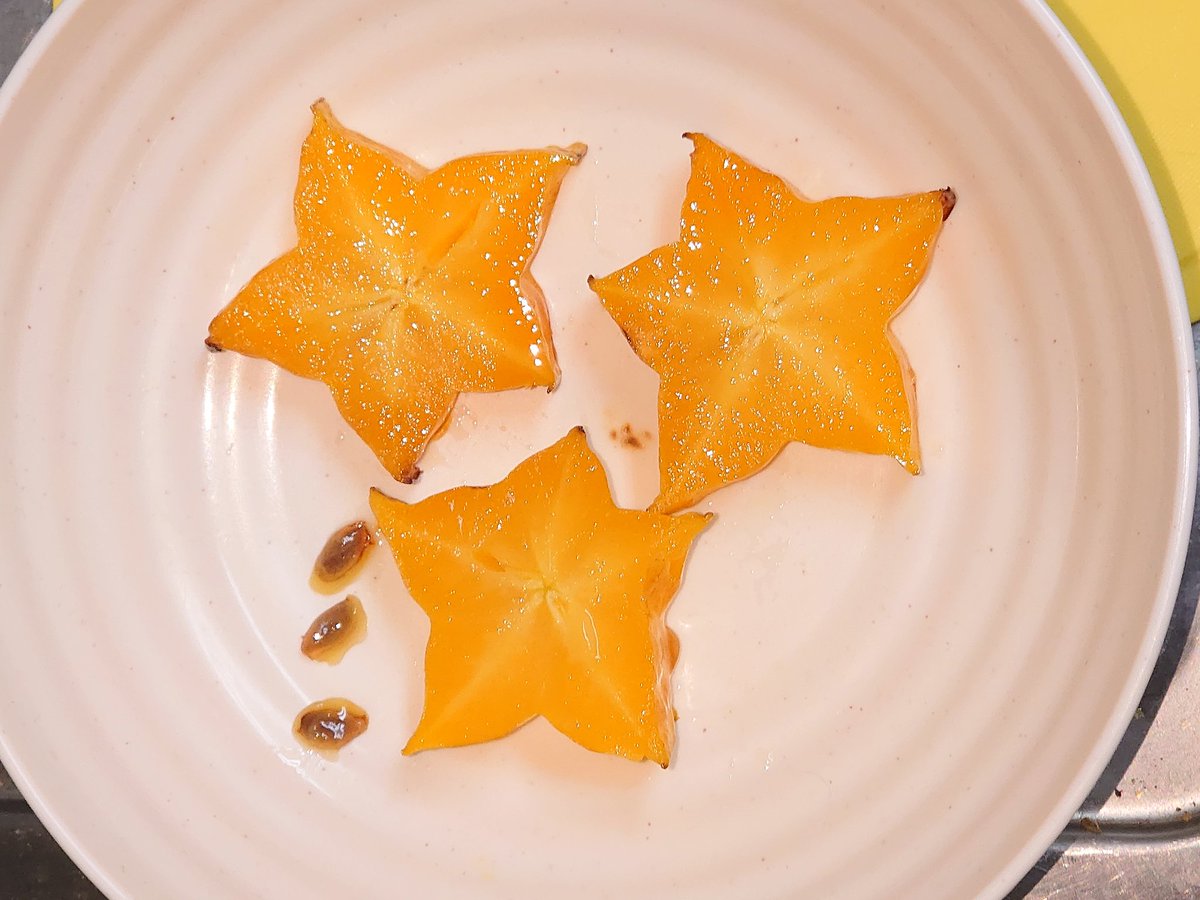 お茶っ葉 人生初スターフルーツ 味は若干薄いブドウで超みずみずしい サラダに乗せたら良い感じかも 断面もキレイ 種子も採れたので植えてみようと思う