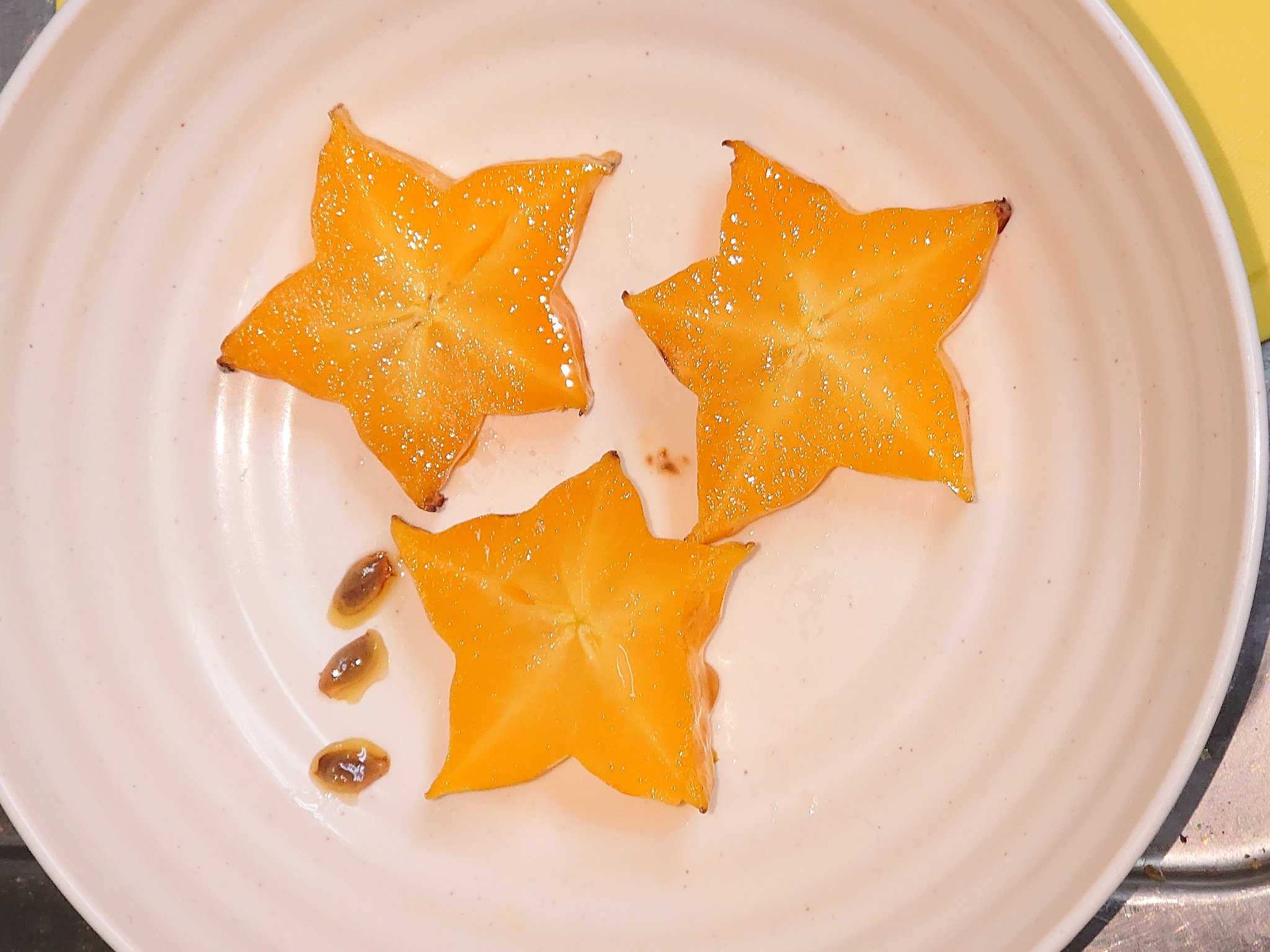 お茶っ葉 人生初スターフルーツ 味は若干薄いブドウで超みずみずしい サラダに乗せたら良い感じかも 断面もキレイ 種子も採れたので植えてみようと思う T Co Wnwctiactf Twitter