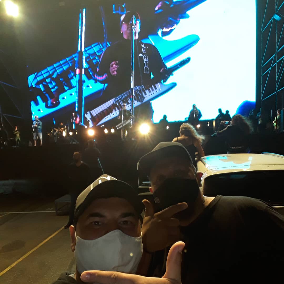 ShimmyEstebandg's tweet photo. Alto show el de anoche.... @pablitolescano al pesar de la situación seguimos siendo #laputafiesta #somosnosotroslosbuenos #AguanteDamasGratis #MandarinePark #AutoCine https://t.co/aBX7KUDq6t