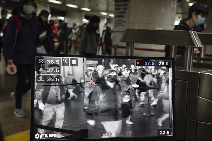 Онгоцны буудал, метро, томоохон худ/төв хүн олноор цугладаг газруудад AI түшиглэсэн халуун хэмжих, халуунтай иргэнийг шууд нэгдсэн датаруу мэдээлэх систем бүхий аппаратыг байршуулсан.