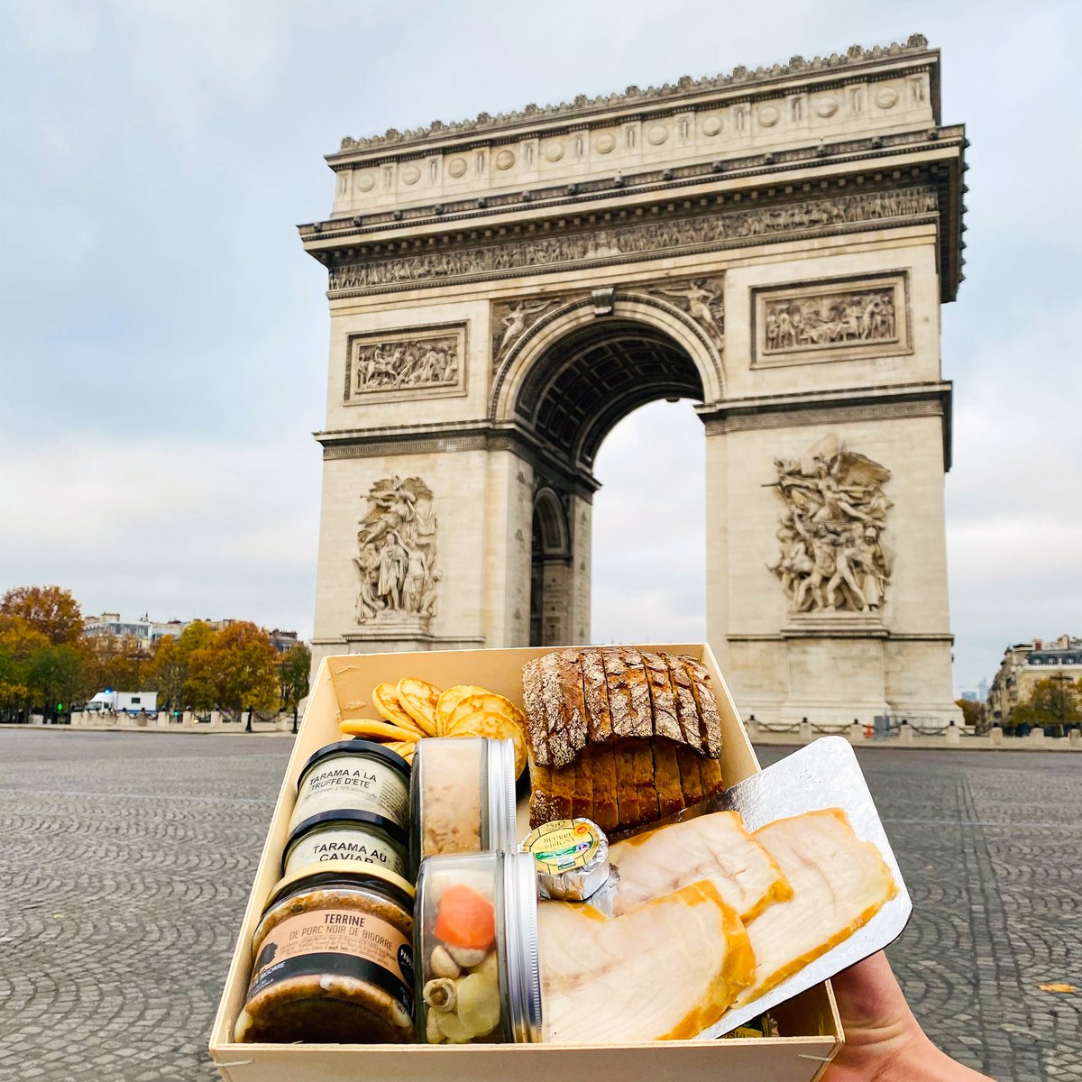 guysavoy's tweet photo. Le Chiberta - Traiteur avec @GuySavoy, ouvre le samedi 14 novembre ! @restaurantlechiberta

Avec par exemple, le panier apéro "Prestige" à 49 €, en photo ci-dessus.

Le Chiberta
3, rue Arsène Houssaye, 75008 Paris
Commandes : https://t.co/vJHetmazRp
Tél : 01 53 53 42 00 https://t.co/vyy5BgY94x