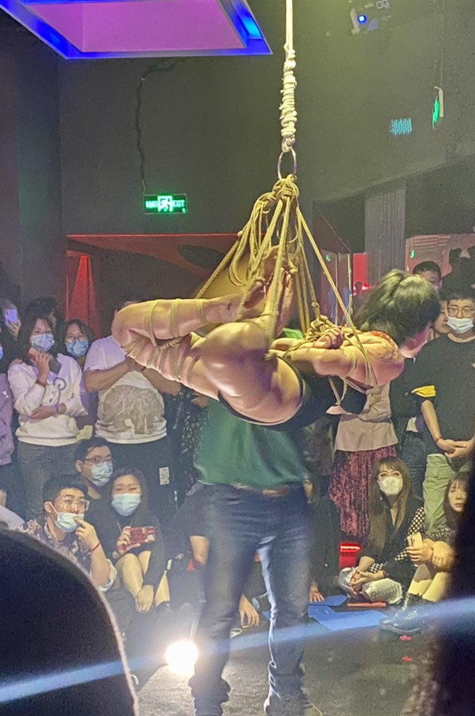 Hamaqingwa's tweet photo. 第一次观看绳艺演出，48号的颜值超出预期，吸回口水偷拍了两张。

绳艺师和模特没有言语的交流，信任和被信任，被控制与控制，随着音乐的变化，表达的情绪也很丰富。
自知不是小m，看着S娴熟的打着复杂又漂亮的绳结，忽然发现这些年撸铁的终结意义——可以捆绑男人！
待我学成时，期待有个男模能彼此满足 https://t.co/GuejmIokRs